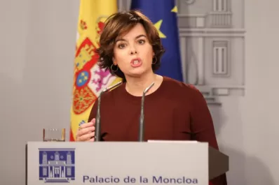 La vicepresidenta española cargó con dureza contra el jefe del Gobierno catalán