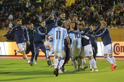 Desahogo: los jugadores festejaron en el vestuario tras el triunfo en Quito