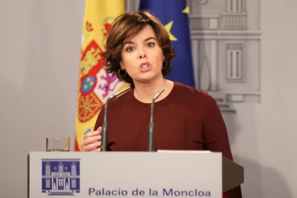 La vicepresidenta española cargó con dureza contra el jefe del Gobierno catalán