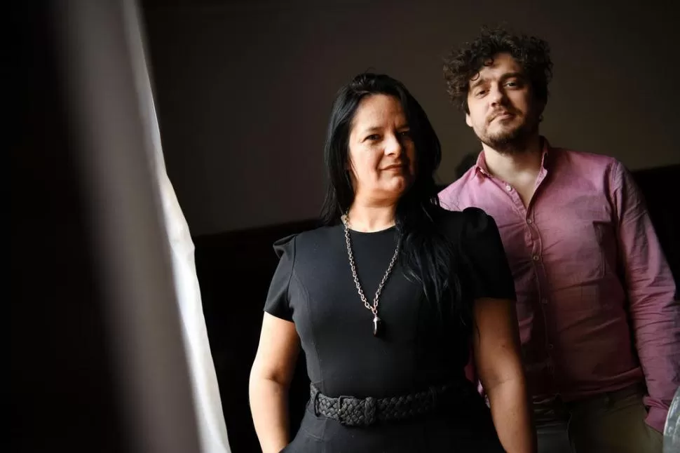 REALIZADORES. Marcela Matta y Mauro Saser, en blanco y negro, como en una escena de su película. LA GACETA / FOTO DE ANALÍA JARAMILLO.-