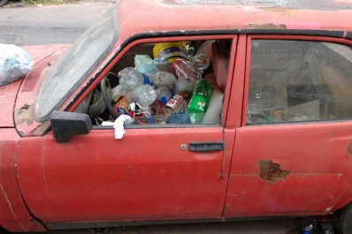 Vehículos de una comisaría son utilizados como “basureros”