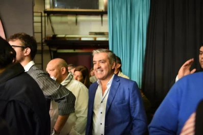 Ávila llevó varias carpetas con apuntes y placas para el debate