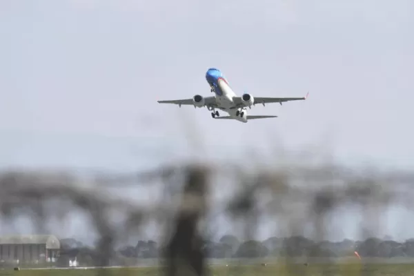 Amenaza de paro en Aerolíneas y Austral: intentan destrabar la paritaria antes del fin de semana largo