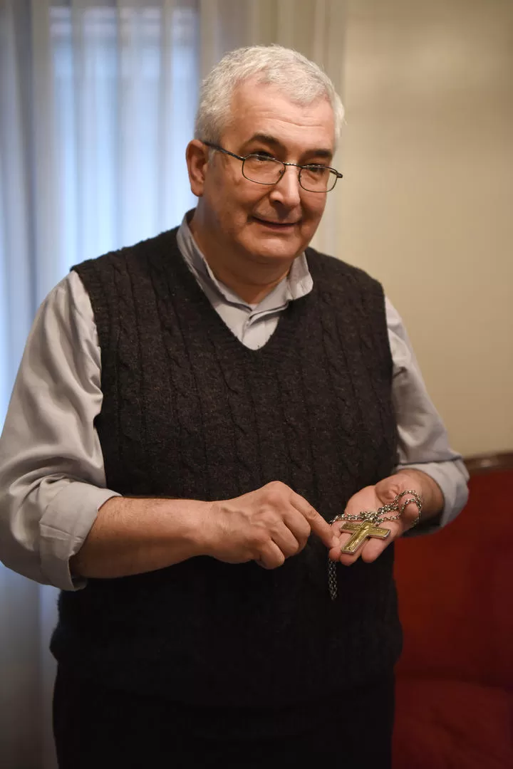 DONACIONES. El padre Carlos muestra una de las cruces. LA GACETA / FOTOS DE ANALÍA JARAMILLO.- 