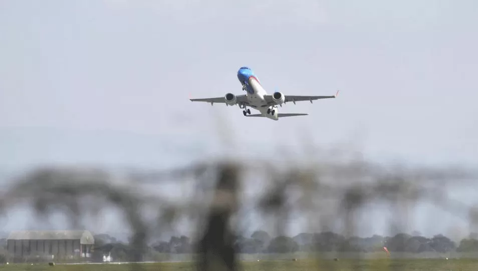 AEROPUERTO TUCUMANO. Un avión de Austral despega del Benjamín Matienzo. ARCHIVO