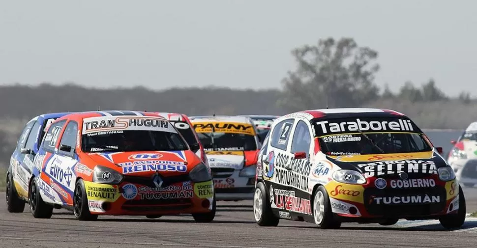 DOS CON CHANCES. Pabblo Ortega (Fiat Palio N°2) y Maximiliano Bestani (Renault Clio N°14) se mantienen en carrera por la corona de la Clase 2. BH FOTOS 