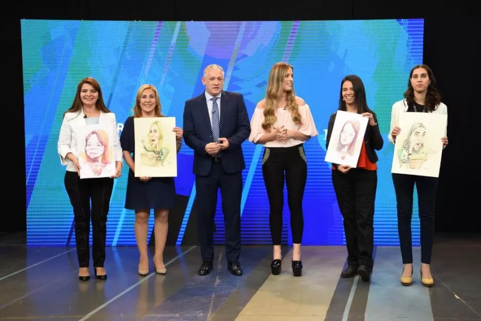 CARICATURAS. Las candidatas se llevaron los retratos que hicieron -en vivo- durante el programa los dibujantes del diario, Ricardo Heredia y Héctor Palacios.  la gaceta / fotos de juan pablo sánchez noli - josé nuno