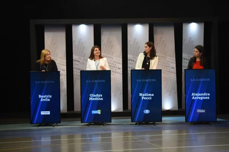 DEBATE. Beatriz Ávila, Nadima Pecci y Alejandra Arreguez escuchaban a Gladys Medina sobre violencia de género.  la gaceta / fotos de juan pablo sánchez noli