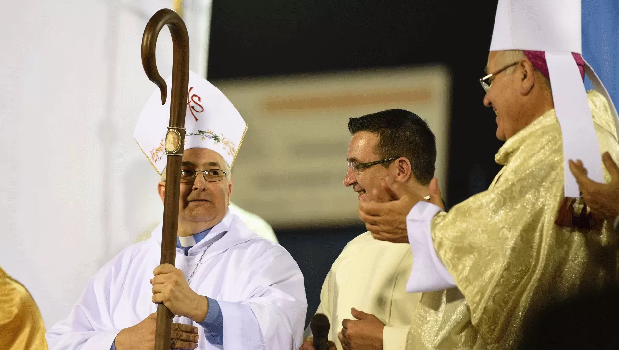 EL NUEVO ARZOBISPO. Carlos Sánchez, con el báculo en la mano. LA GACETA / DIEGO ARÁOZ