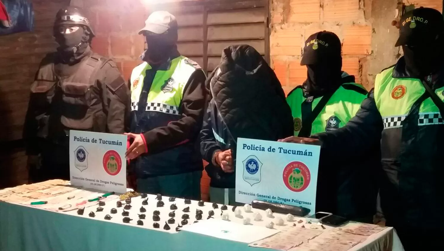 Una camioneta de alta gama hizo caer a una madre y a su hija con un kilo de cocaína