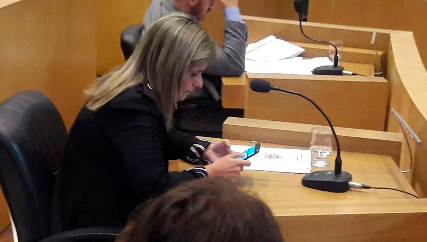 CHATEANDO. Cruzado Sánchez pidió rectificar su voto. FOTO TOMADA DE TWITTER.COM/MARIANAR31