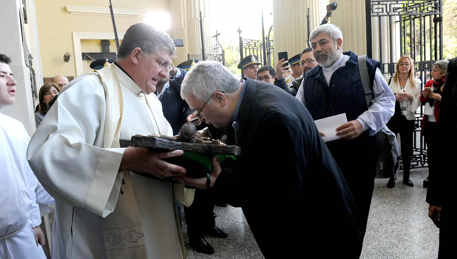 Sánchez ingresa a la Catedral. LA GACETA / HÉCTOR PERALTA. 