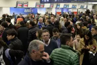 Tras el reclamo salarial comienzan a normalizarse los vuelos de Aerolíneas y Austral