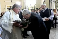 El padre Sánchez rompió el protocolo y no esquivó los saludos de los fieles en la Catedral