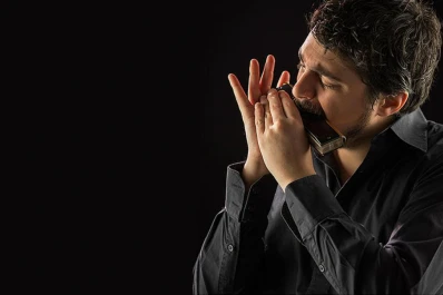 Franco Luciani con su armónica interpreta desde Vivaldi hasta Spinetta