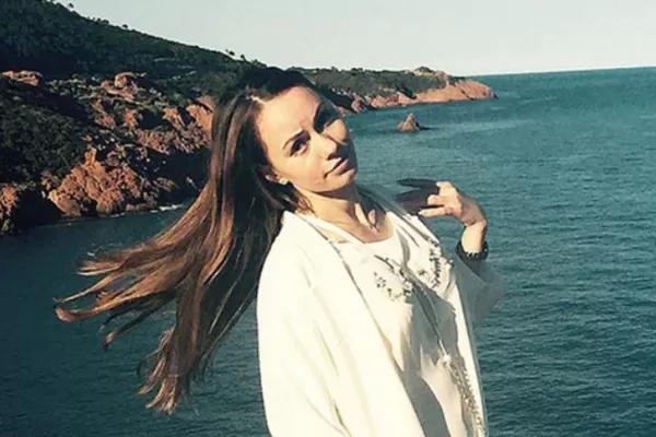 Detuvieron a la amiga de la turista rusa que murió tras colgarse desnuda de un auto