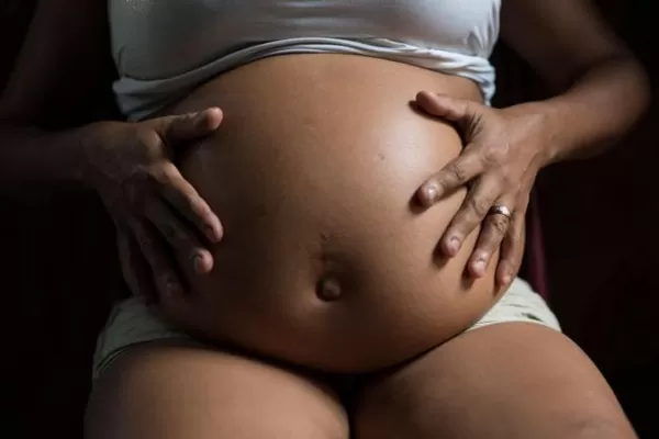 Insólito: una embarazada casi muere por una patada de su bebé