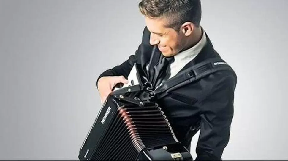 ROMÁNTICO. Con su voz y composiciones, el Chili cautiva a las mujeres. prensa