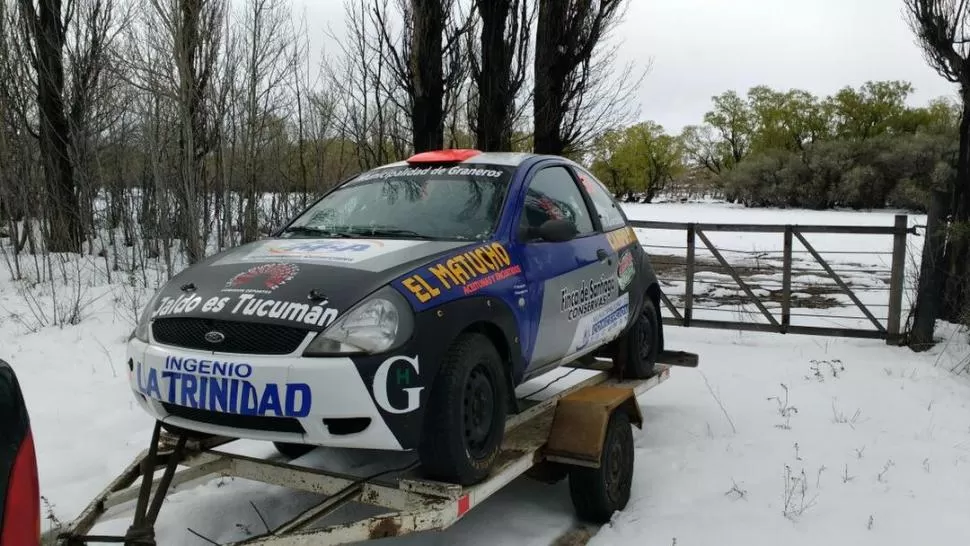 LLEGÓ. El Ford KA de Morán, en el trailer que lo llevó de Tucumán a Mendoza. gentileza foto de PABLO MORÁN