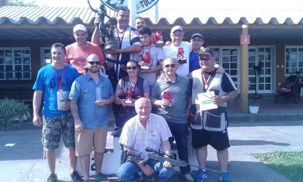 TODOS JUNTOS. Los mejores tiradores del certamen muestran sus trofeos. foto de Fernando Luis Vidal Sanz 