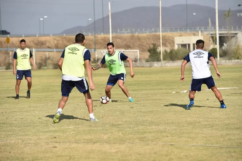 EN ALZA. Cabral, uno de lo zagueros que vino este semestre al club, está contento con las últimas producciones de una defensa que lleva dos partidos sin recibir goles. foto de Marcelo Miller (archivo)