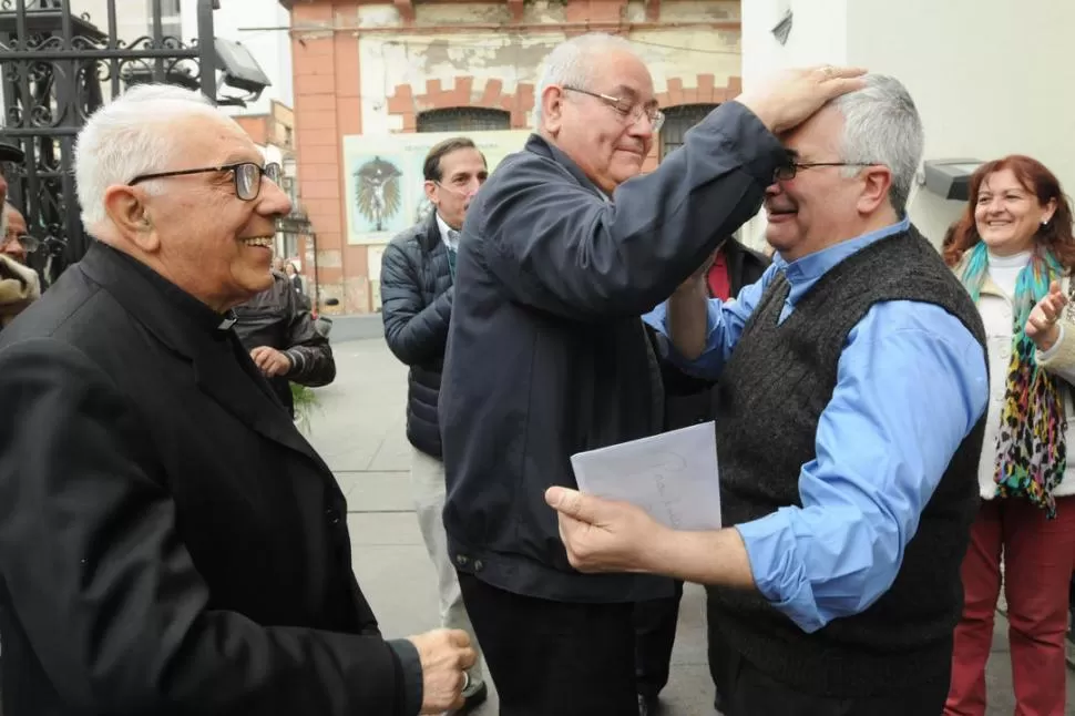 LA PREVIA. El padre Carlos junto al cardenal Villalba y a monseñor Chávez. LA GACETA / FOTO DE ANALÍ A JARAMILLO.-