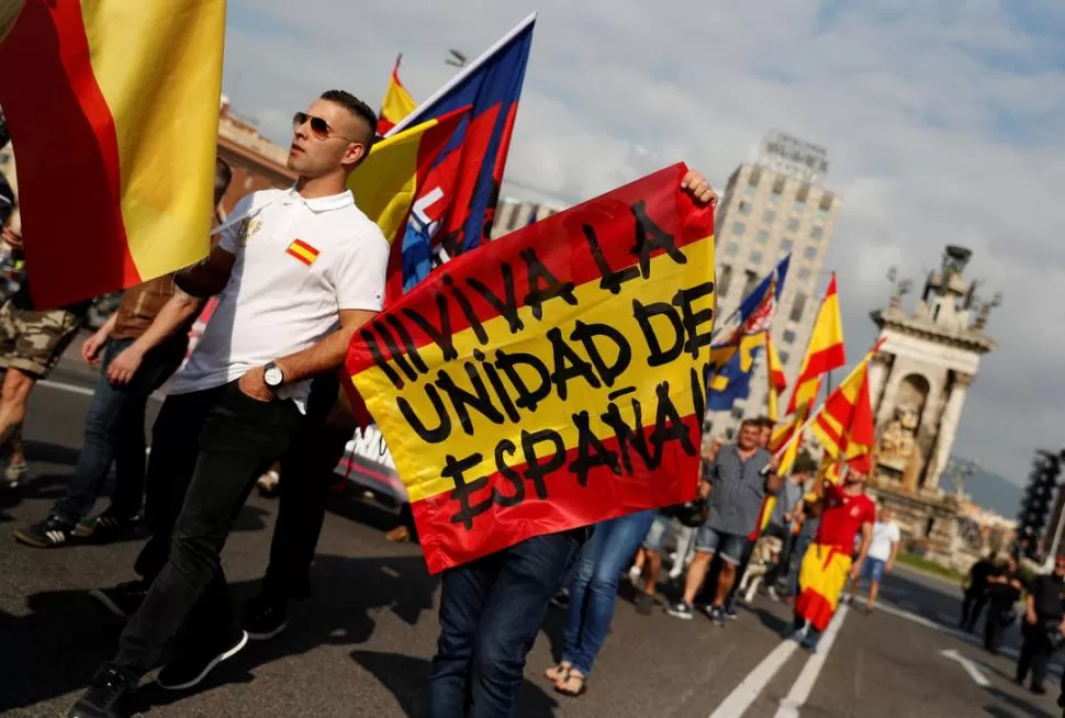 EN BARCELONA. “Ultras” marchan durante el día nacional español. reuters