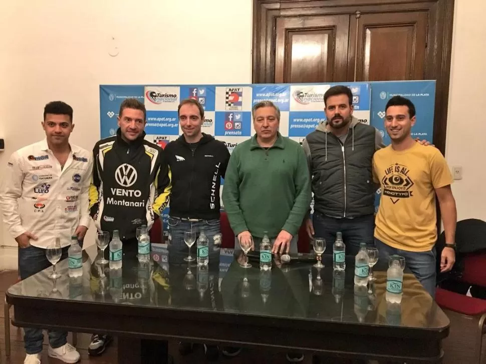 REUNIÓN. Bestani (primero desde la izquierda) participó en la presentación. prensa TN