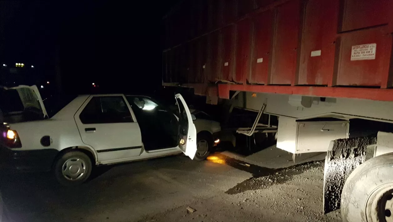 TREMENDO. El auto quedó metido debajo de la rastra. FOTO ENVIADA POR WHATSAPP