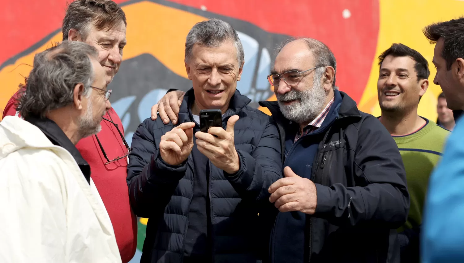 EN NECOCHEA. El presidente Mauricio Macri, durante el timbreo de hoy. DYN