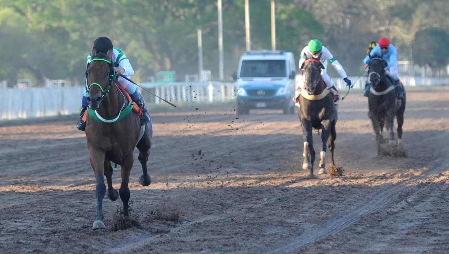 RUMBO AL ÉXITO. Muy bien conducido por Franco Gómez, el zaino Guillermo Vision fue una “tromba” en los metros finales. LA GACETA/ ANTONIO FERRONI