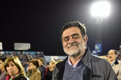 Desde que era joven, Carlos teje vínculos imborrables