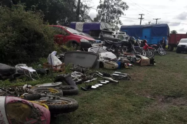 Detienen a integrantes de una banda que robaba motos para desarmarlas