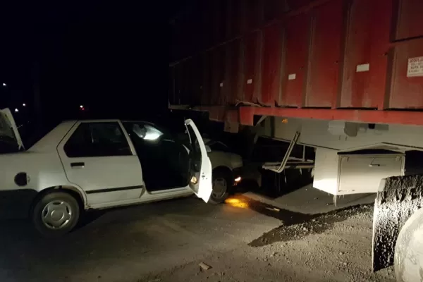 Se estrellaron contra una rastra cañera que estaba atravesada en plena ruta