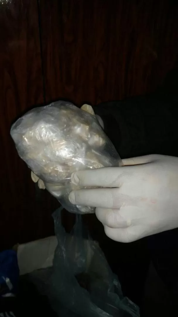 LA PRUEBA. La bolsa con las dosis de “alfeñiques” que fue secuestrada.  