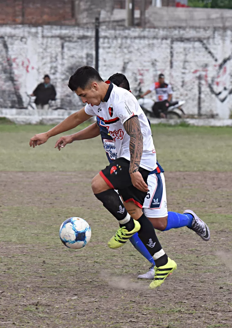  ME LA LLEVO. Guerrero, de Amalia, deja en el camino a Farfán, de Progreso. la gaceta / foto de JOSE NUNO