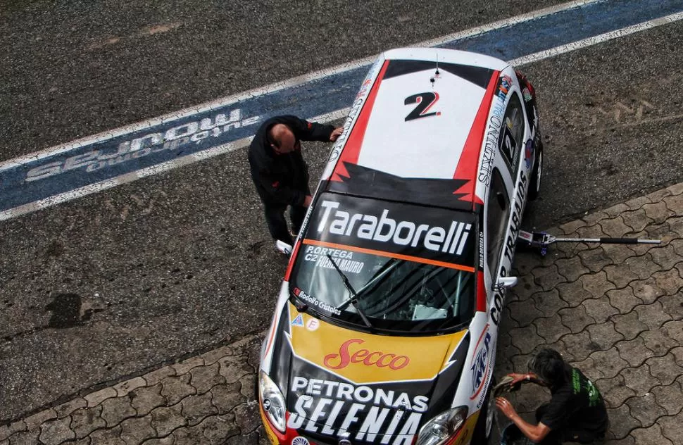 ATENTOS. Los mecánicos del FP Racing trabajan en el auto de Pablo Ortega. BH FOTOS 