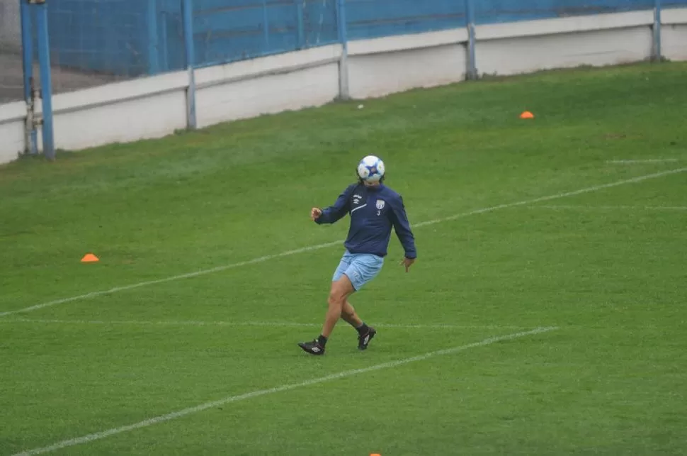 CABEZA DE PELOTA. Blanco tiene el balón y el arco entre ceja y ceja, como puede verse en uno de los entrenamientos. El plantel ensayará hoy por la mañana y luego viajará a Buenos Aires. la gaceta / foto de franco vera (archivo)