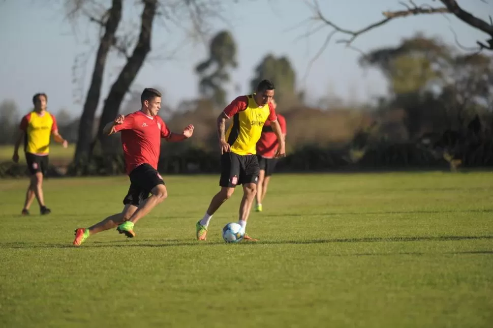 FELICIDAD. Rolando Serrano siente un enorme orgullo por el presente que le toca vivir en el fútbol, algo que lo hace feliz. la gaceta / foto de franco vera (archivo)