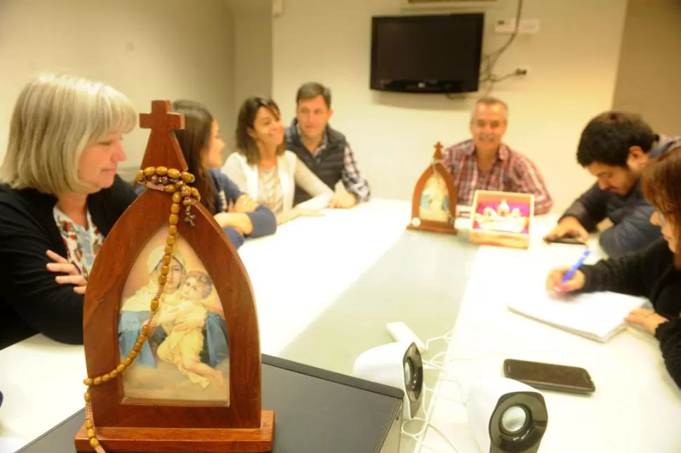 CON EL ROSARIO. La imagen de la Virgen que será reina de las familias. LA GACETA / FOTO DE ANTONIO FERRONI.-.