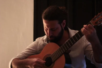 Javier Fiori y la Orquesta Barricada interpretan canciones sobre lo social, con aires de bodegón