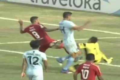 Video: un arquero murió en Indonesia durante partido tras chocar con un compañero