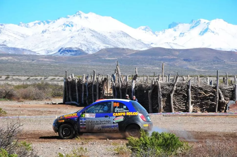 PAISAJE. El Ford Ka de Morán transita por la zona rural de Malargüe, con la Cordillera de los Andes como testigo. FOTOS DE MARCELINO MERCADO 