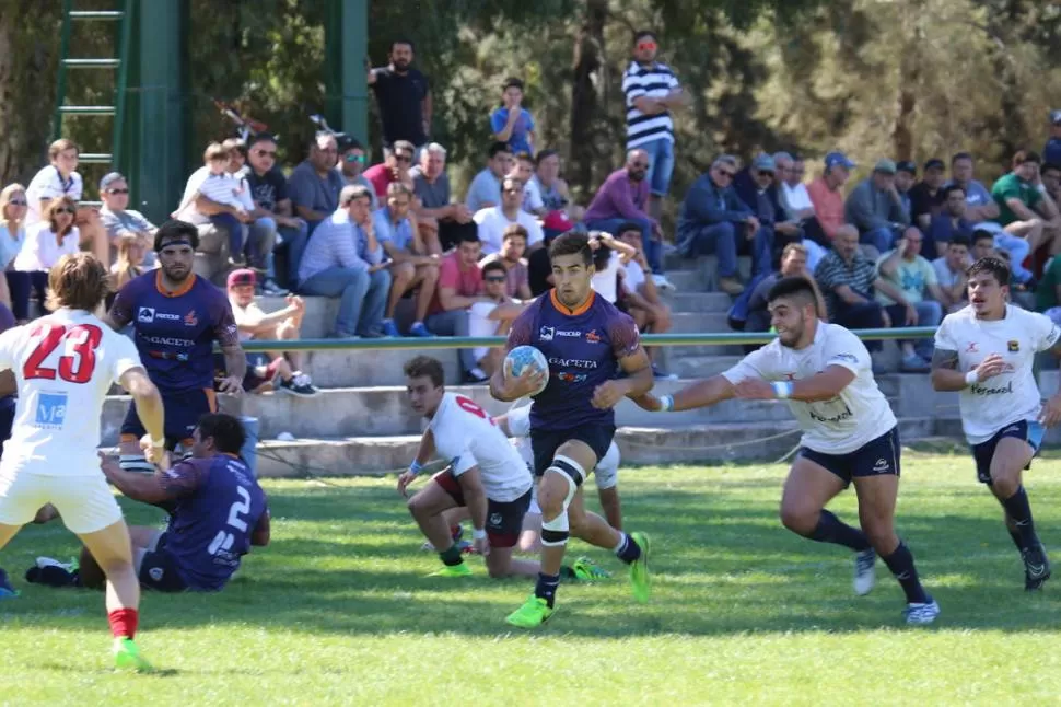 A LA CARRERA. José Barros Sosa lanzado en velocidad ante Mendoza. Prensa URT