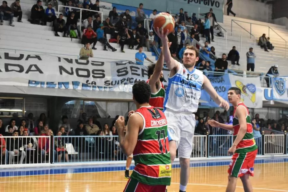 VALE DOBLE. Brezzo (12) depositará la bandeja en el aro de Ciudadela Básquet, ante la impotente mirada de Contreras (11). Prensa Tucumán BB ​ 