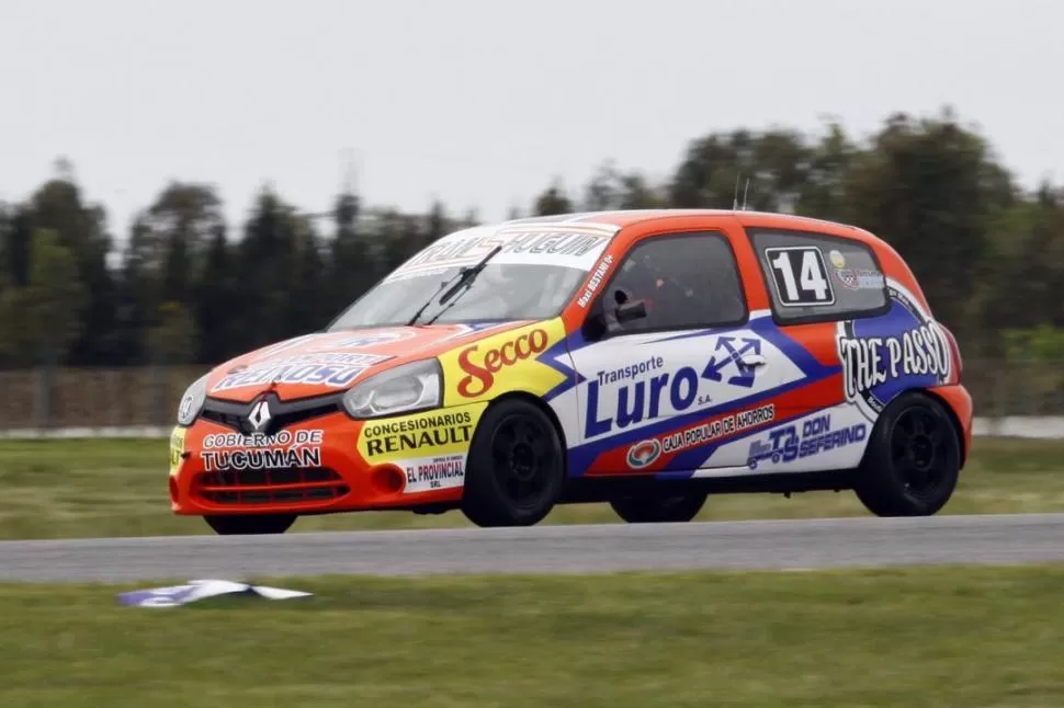 BUENAS SENSACIONES. Maximiliano Bestani, con Renault Clio, ocupó un segundo lugar en la primera serie que ganó Bucci. foto de marcelo ranea 