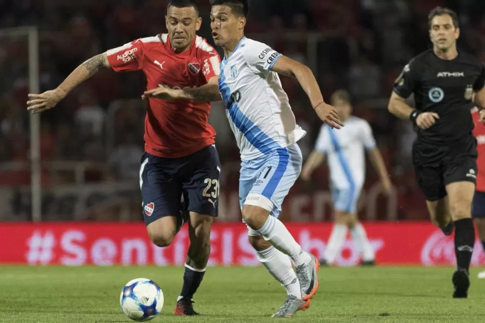 OTRA VEZ. Álvarez lucha con Nery Domínguez, durante el último partido de Atlético contra Independiente. Fue en Mendoza.  foto de Marcelo Ruiz