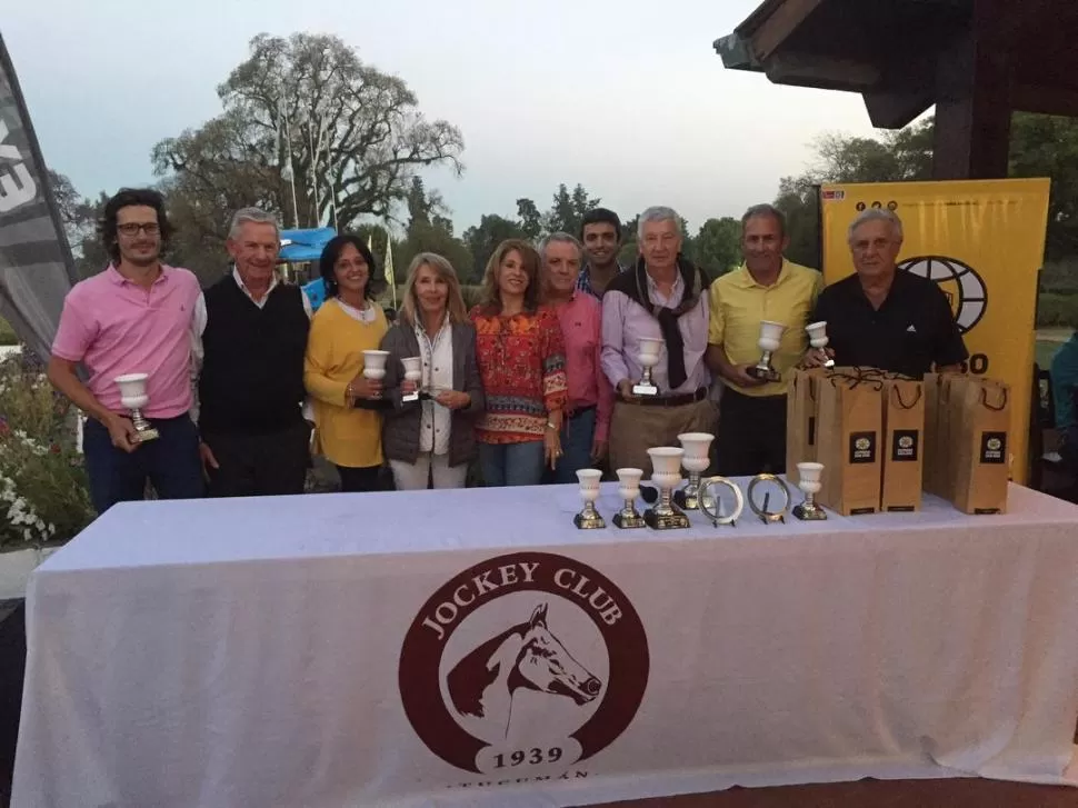 TODOS LOS GANADORES. En el campo de La Rinconada, al final del medal play de ayer, se premió a los mejores de la especial competencia. prensa jockey club 
