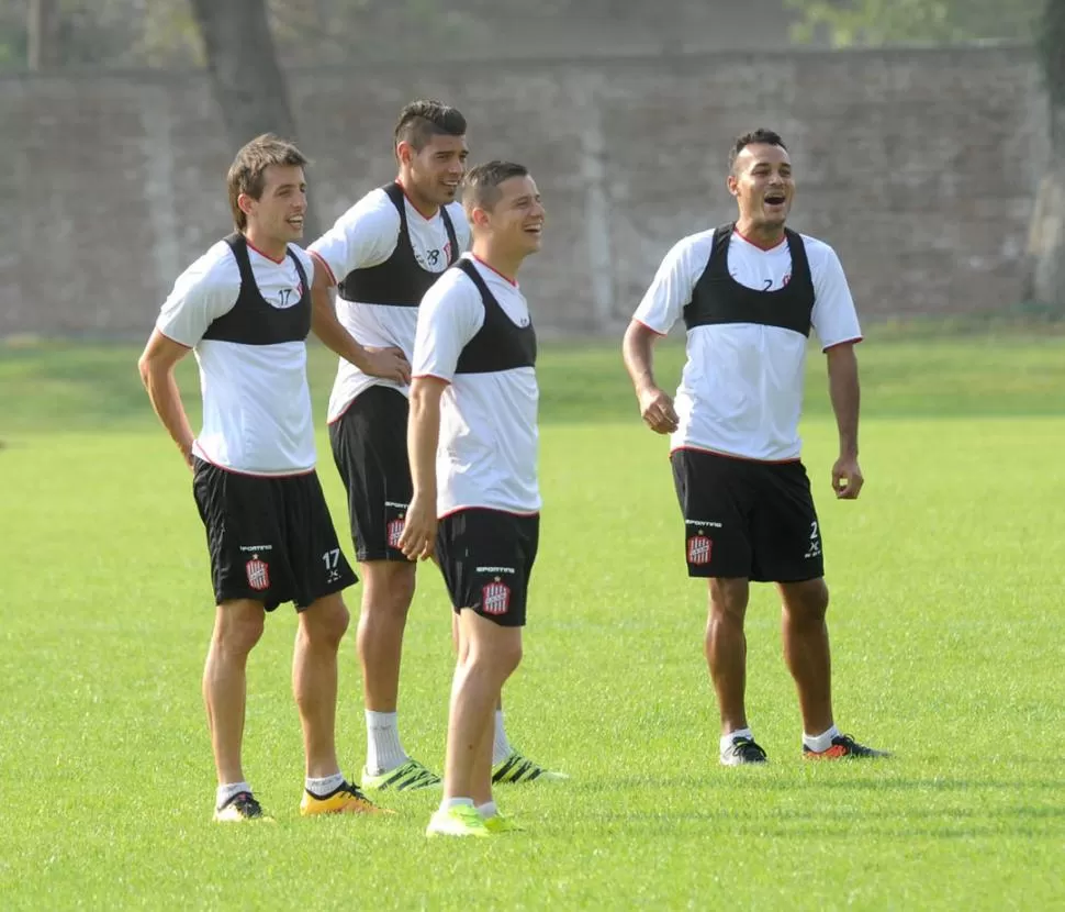 META. Busse (delante de Bossio y Acevedo) está feliz porque llegó su oportunidad. la gaceta / foto de hector peralta (archivo)