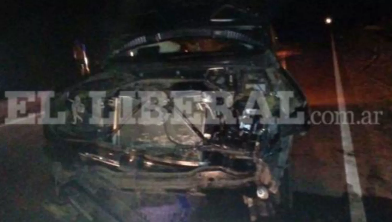 Turistas tucumanos chocaron a dos animales vacunos, en Santiago. FOTO GENTILEZA DIARIO EL LIBERAL
